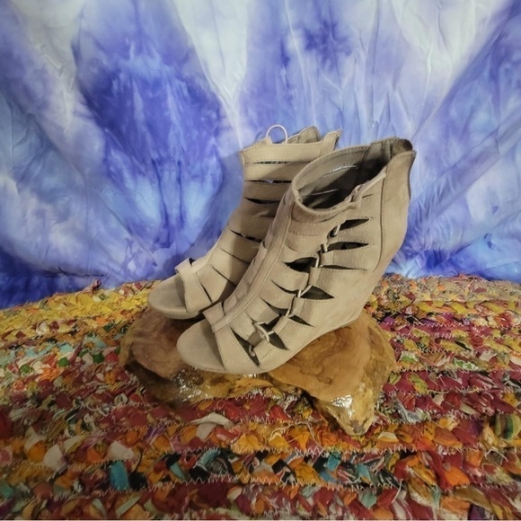 Charming Charlie Tan Peep Toe Wedge Shoes Size 9M - Picture 13 of 13